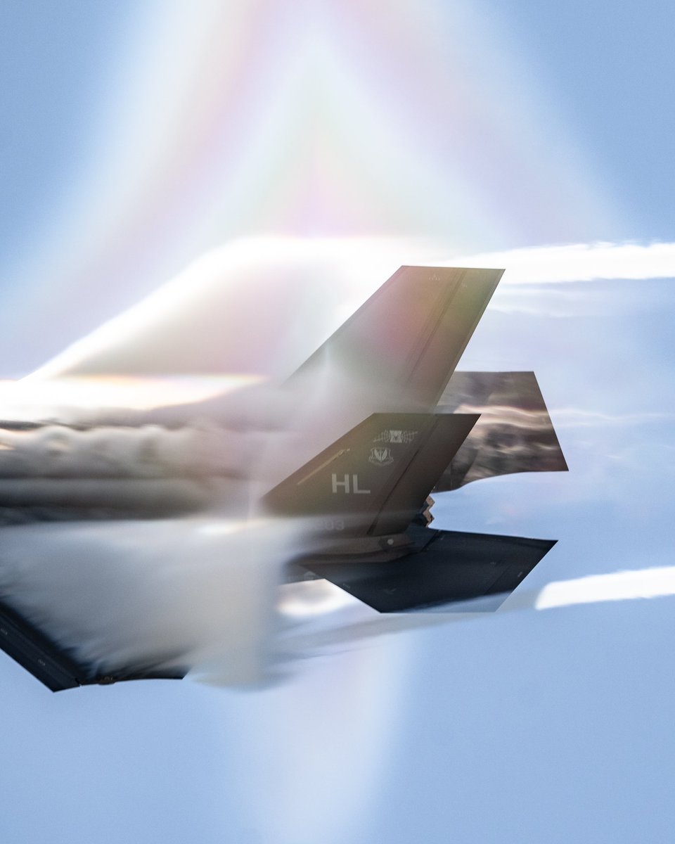 F35demoteam's tweet photo. A Vape Fest in Key West 💨

@NASKeyWest Air Show certainly lived up to its expectation. It was amazing to say the least! 

The sunny Florida sun and the island humidity really brought out the vapor for this one. 

Thank you to everyone who came out to the show. 🙌🏼 https://t.co/WtTVzuMFgr