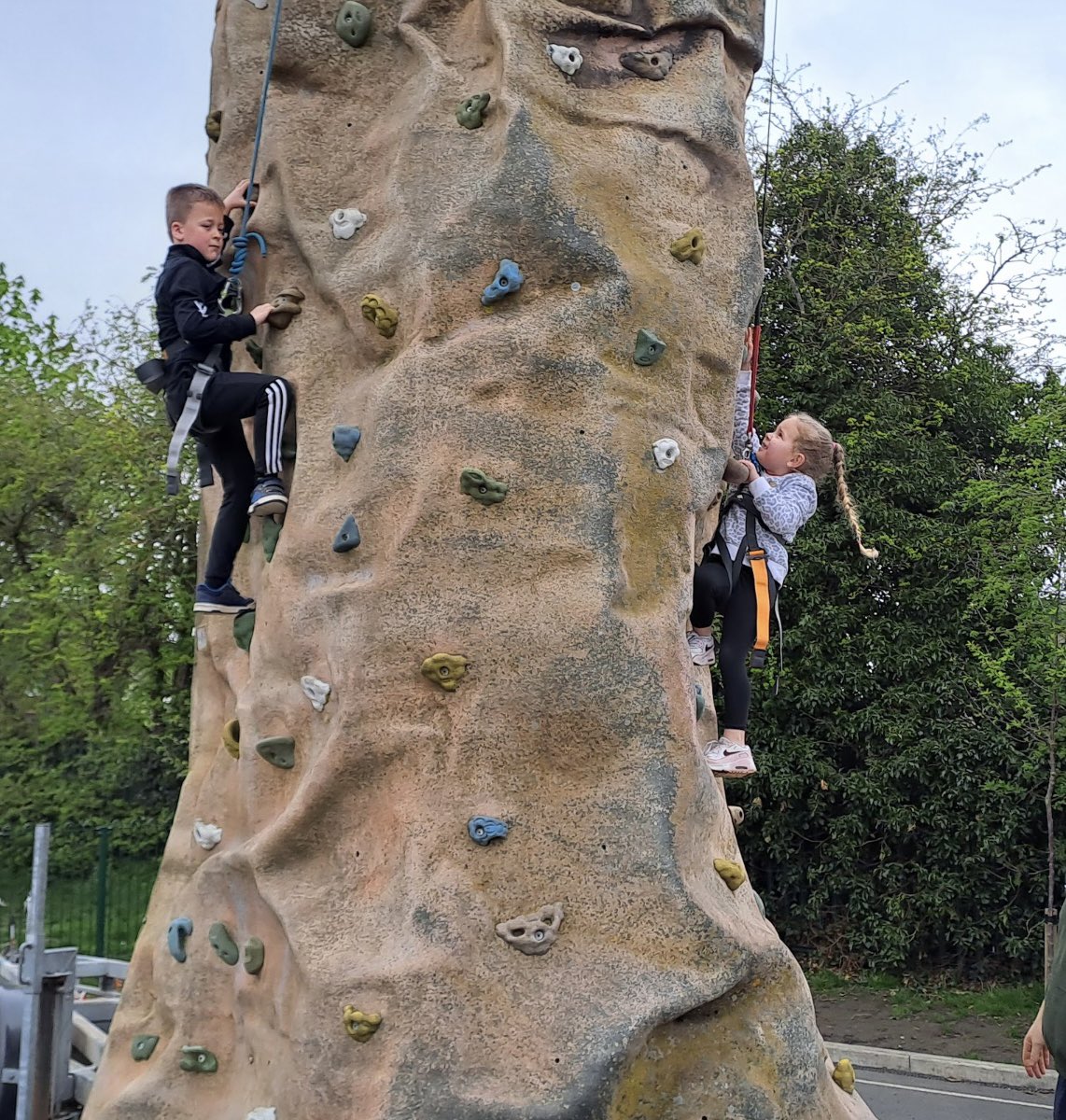 sherburnhungate's tweet image. What a fantastic morning KS1 have had as part of their topic launch-Being an Explorer🧭 A huge thank you to the team at @HerdFarm for bringing the climbing wall to us-the children thoroughly enjoyed themselves! #MakingLearningMagical #Determination #ClimbingWall #SHPPE #memories