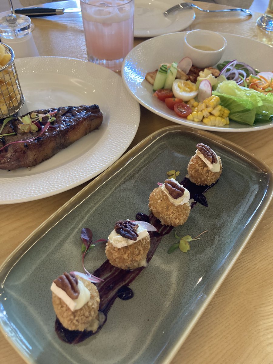 rina_delrey's tweet photo. 近くのモールに出来たら新しいレストラン、「craneandfeathers」🥂✨
お酒も食べ物もお洒落で美味しかった🥰
#南アフリカ #海外生活 https://t.co/qhofBLvT4r