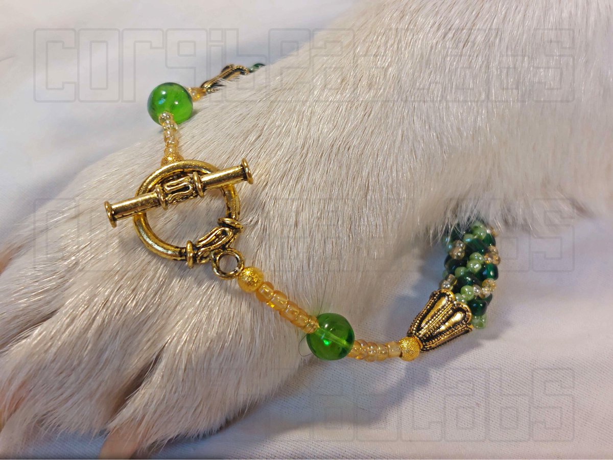 'Emerald Song' new #CorgiKandi! With shades of glittering gold, apple green, & rich forest moss. Featuring soldered closed jump rings for longevity & a charming plated toggle clasp. Not nickel free. #seedbeads #beads #beadedjewelry #corgibeadlabs #magneticclasp #handmadejewelry