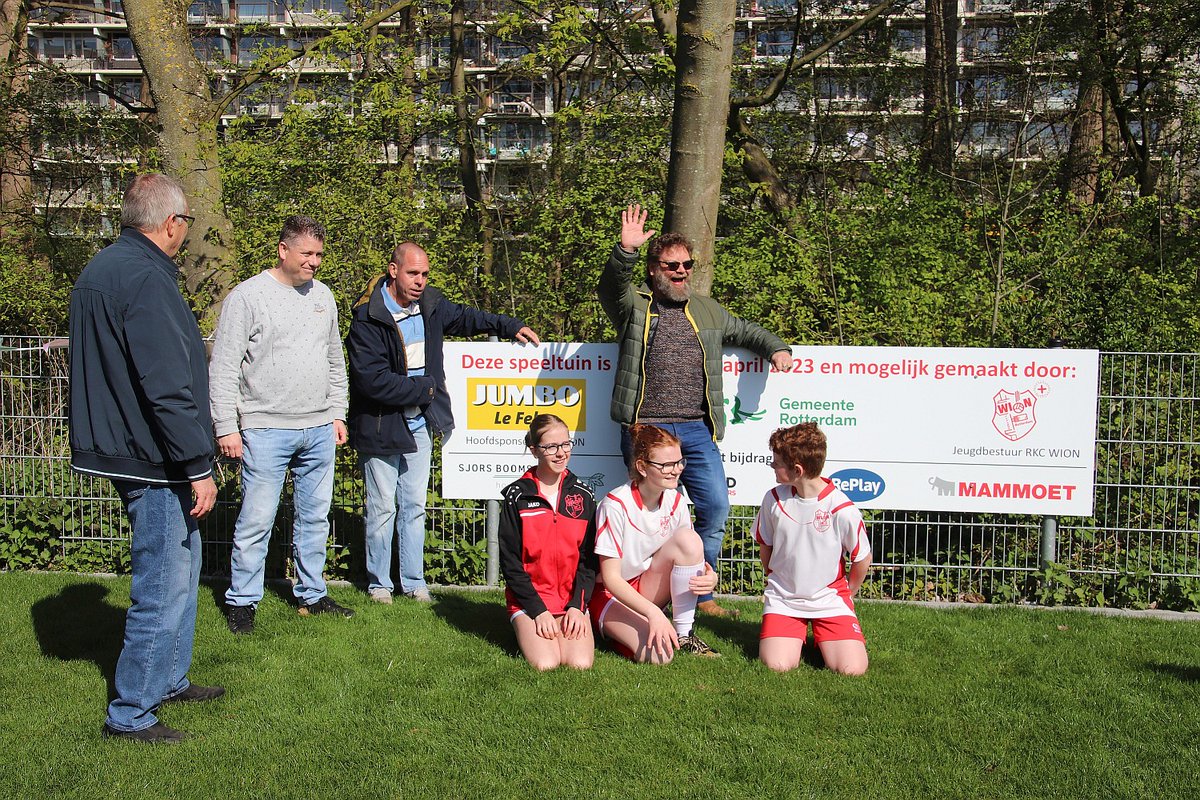 Zaterdag 15 april was het eindelijk zover! Het speeltuintje op het complex van WION werd geopend door onze voorzitter Rob van Son. Het jeugdbestuur, onze hoofdsponsor Marcel Le Febre (Jumbo) en Rob van Son hebben het sponsorbord gezamenlijk onthuld.
wion.nl/opening-speelt…