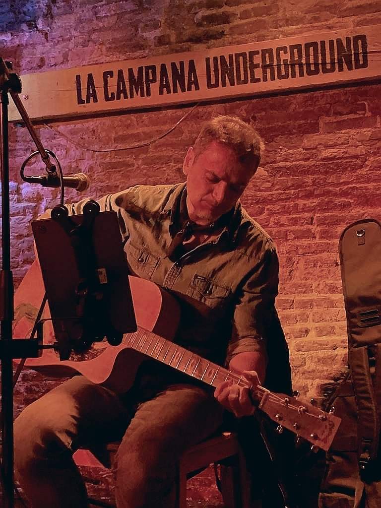 pilarvazquez62's tweet photo. Zaragozanooooss. Muchas gracias a todos por venir a la Campana Underground el sábado. Por fin me he quitado la espina de hacer un concierto acústico "normal" en Zaragoza.
Hubo reencuentros varios (algunos tras 35 años!!!)
Besos y parabienes. Amor, paz y rock'n'roll
#sergiogisbert https://t.co/FJ5AAYTgbP