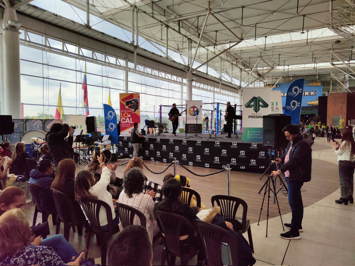 codicrea's tweet image. Gran diálogo local por medio de la cultura, desde las organizaciones de base culturales de Fontibón en diálogo con @Hayueloscc; diálogo entre diferentes que se complementan y le apuestan a la cultura de paz que promueve desde @mincultura el Viceministro @CLIzabala desde el arte