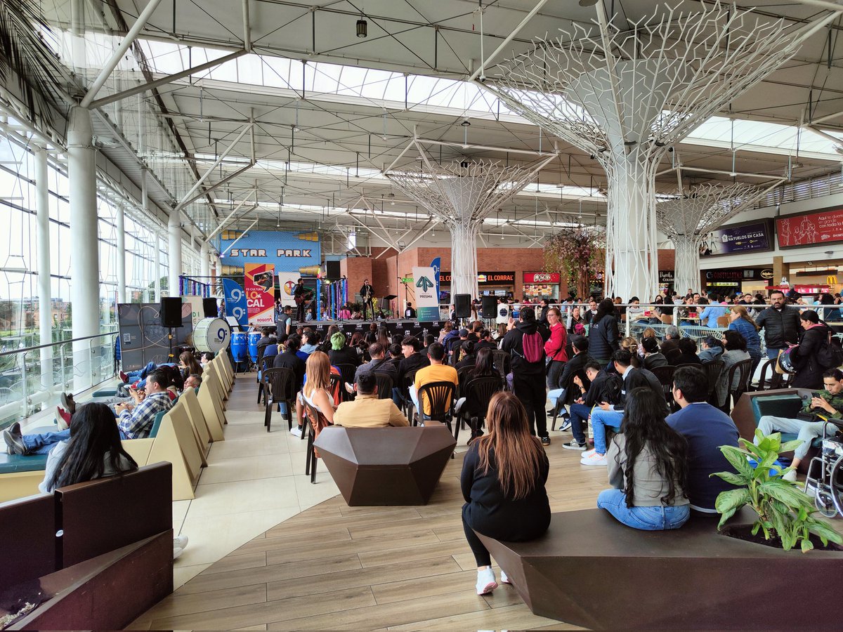 codicrea's tweet image. Gran diálogo local por medio de la cultura, desde las organizaciones de base culturales de Fontibón en diálogo con @Hayueloscc; diálogo entre diferentes que se complementan y le apuestan a la cultura de paz que promueve desde @mincultura el Viceministro @CLIzabala desde el arte