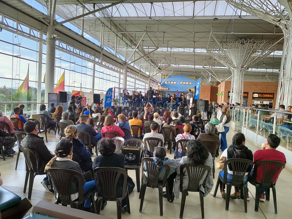 codicrea's tweet image. Gran diálogo local por medio de la cultura, desde las organizaciones de base culturales de Fontibón en diálogo con @Hayueloscc; diálogo entre diferentes que se complementan y le apuestan a la cultura de paz que promueve desde @mincultura el Viceministro @CLIzabala desde el arte