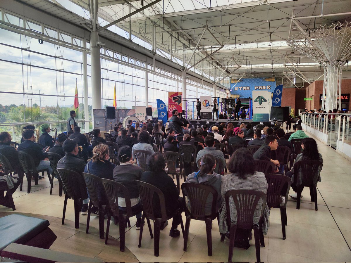 codicrea's tweet image. Gran diálogo local por medio de la cultura, desde las organizaciones de base culturales de Fontibón en diálogo con @Hayueloscc; diálogo entre diferentes que se complementan y le apuestan a la cultura de paz que promueve desde @mincultura el Viceministro @CLIzabala desde el arte