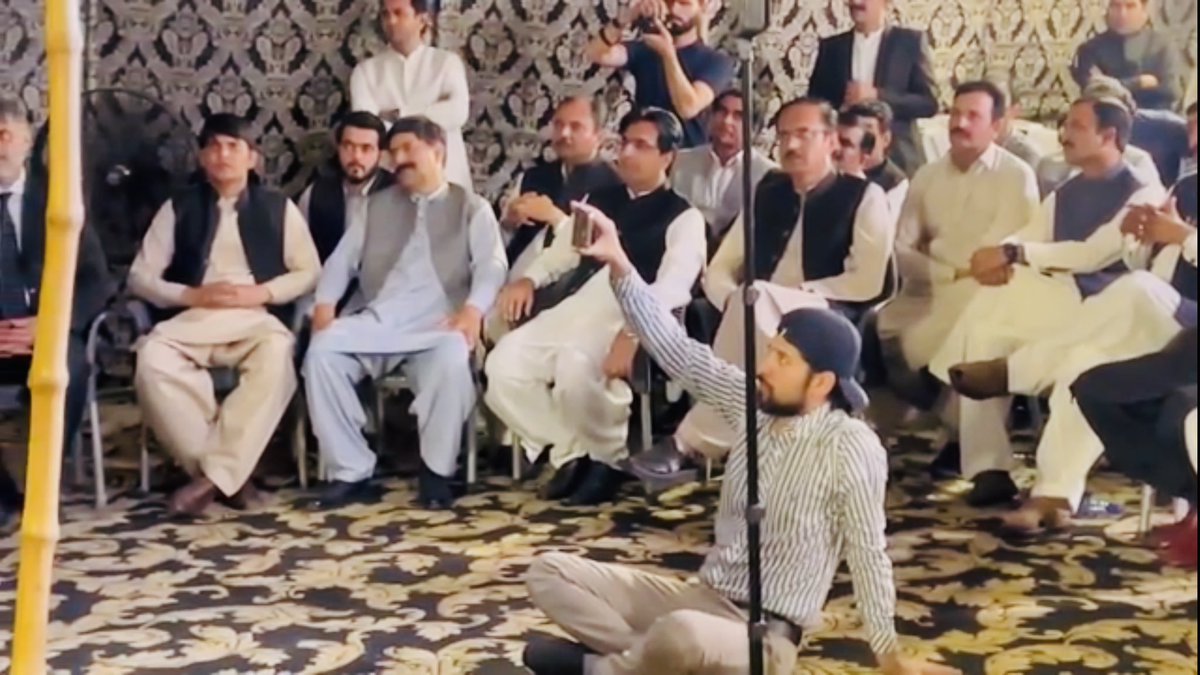 advchmushtaq's tweet photo. چیرمین عمران خان کی دعوت پر دیگر بار کونسل کے ممبران کے ہمراہ زمان پارک میں بار کونسل کے ممبران کو دیے گئے عشایہ میں موجود
#آئین_بچاؤ_ملک_بچاؤ #آئین_کا_مخافظ_عمران_خان
#ChMushtaqAdv #PTIJhang #ImranKhan #PTI #PP126 #Jhang #StandingWithConstitution #SaveConstitution #RuleOfLaw https://t.co/u2ru80I0gG