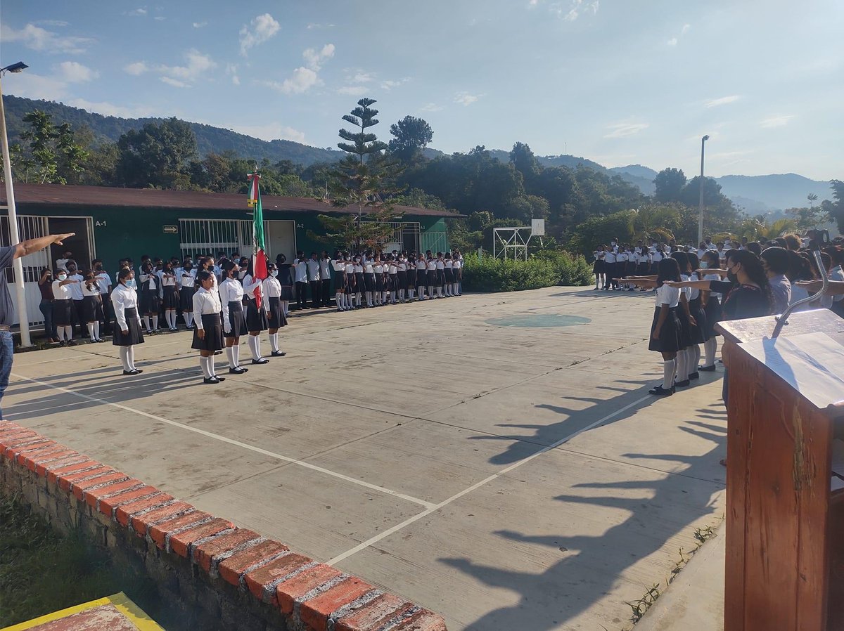 blancaluzmtz's tweet photo. Alumnas y alumnos de los 106 planteles y centros #EMSaD regresan a las aulas después del periódico vacacional para retomar su actividades académicas. Agradezco a las y los docentes así como al personal administrativo por su trabajo y compromiso. 

Les deseo mucho éxito. https://t.co/v0sjX09KQ4