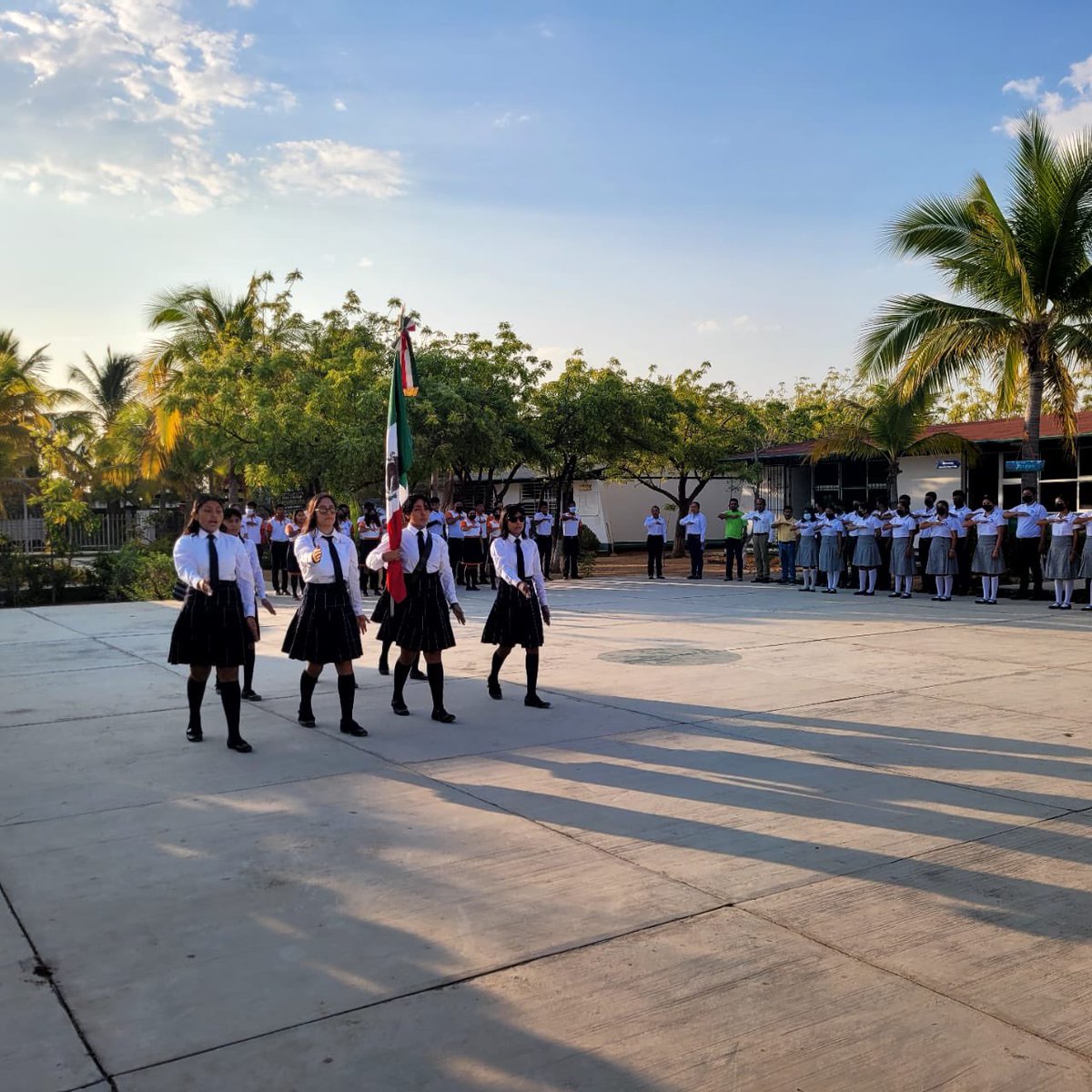 blancaluzmtz's tweet photo. Alumnas y alumnos de los 106 planteles y centros #EMSaD regresan a las aulas después del periódico vacacional para retomar su actividades académicas. Agradezco a las y los docentes así como al personal administrativo por su trabajo y compromiso. 

Les deseo mucho éxito. https://t.co/v0sjX09KQ4