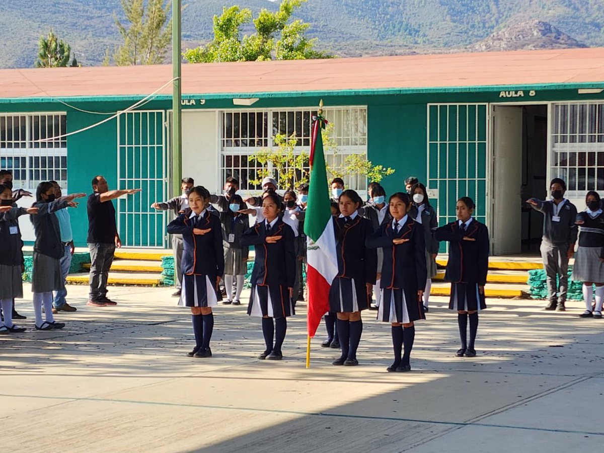 blancaluzmtz's tweet photo. Alumnas y alumnos de los 106 planteles y centros #EMSaD regresan a las aulas después del periódico vacacional para retomar su actividades académicas. Agradezco a las y los docentes así como al personal administrativo por su trabajo y compromiso. 

Les deseo mucho éxito. https://t.co/v0sjX09KQ4
