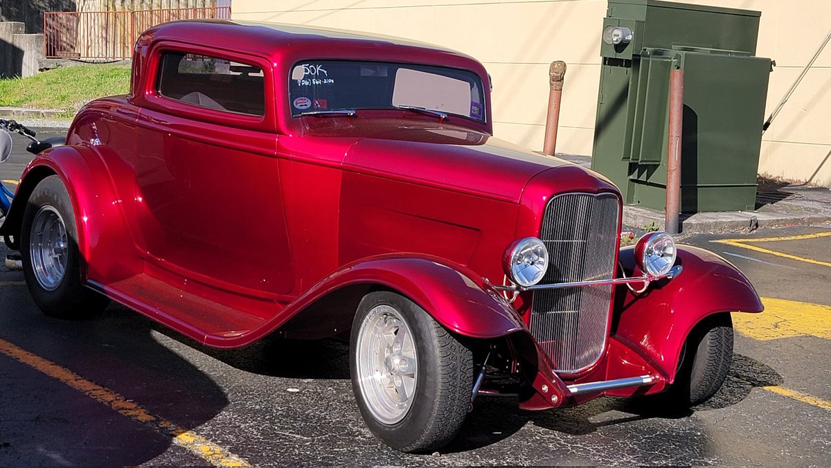 ZombieOpsCenter's tweet image. There's an antique car show in town! #PigeonForge #RodRun