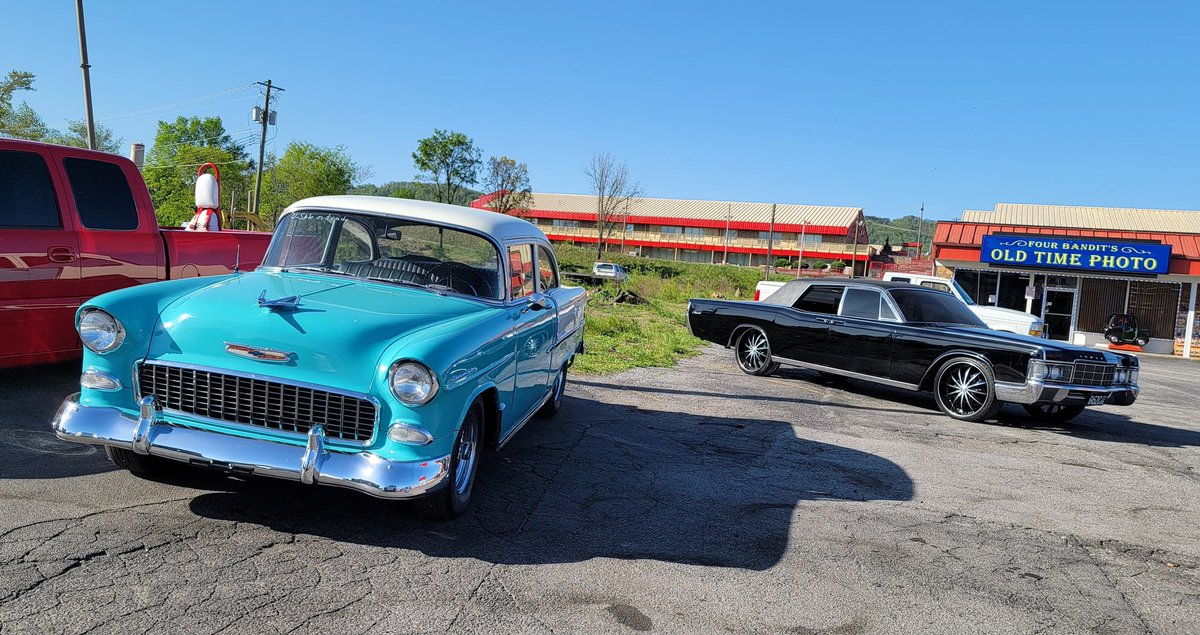 ZombieOpsCenter's tweet image. There's an antique car show in town! #PigeonForge #RodRun