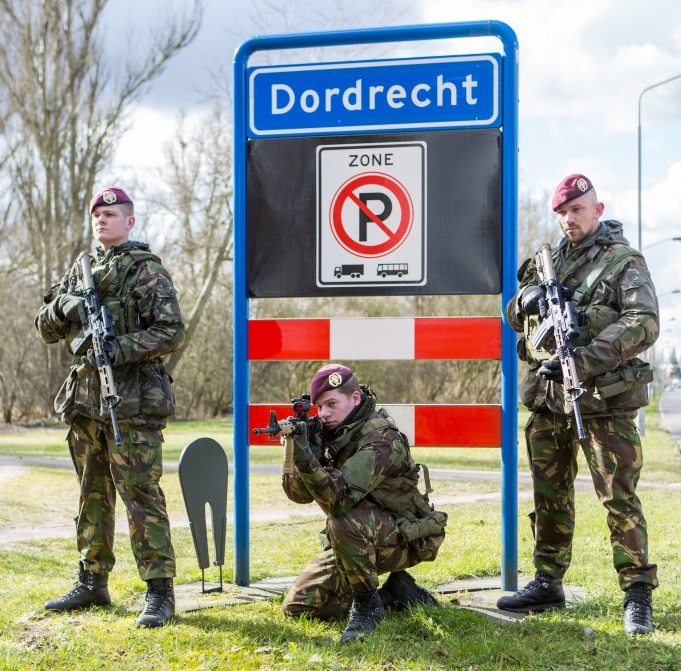 Morgenavond gaat de <a href="/landmacht/">Koninklijke Landmacht</a> vanaf 18.00 tot middernacht oefenen op oefenlocatie <a href="/SpinelNL/">Veiligheidscentrum</a> in Dordrecht. 

💥 Tijdens de oefening wordt geluid geproduceerd door het gebruik van oefenpatronen. Dit zal in de omgeving te horen zijn. #militaireoefening