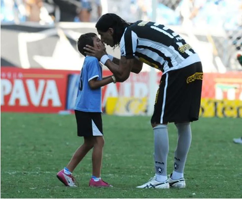 TransMilgrau's tweet photo. Ansioso por reencontro, Loco Abreu se emociona com filho no #Botafogo: "Legado da 13 continua".
Técnico do Universidad César Vallejo, adversário desta quinta-feira, ex-atacante espera ser recebido com carinho no estádio Nilton Santos.

🗞️|Gustavo Rotstein https://t.co/NtjlTF5ATm
