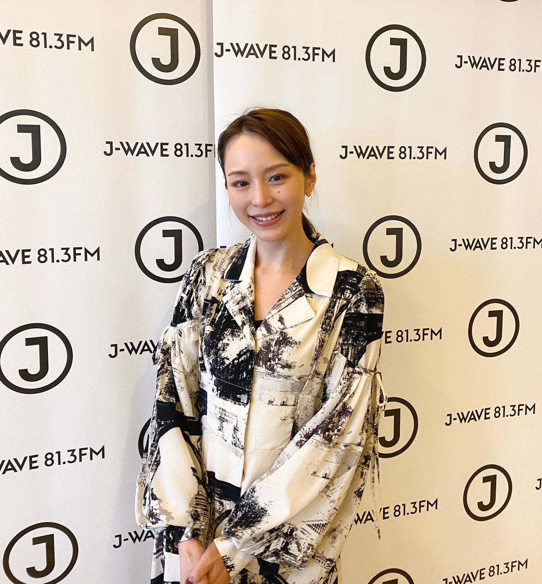 namiyo_tvasahi's tweet image. ◤￣￣￣￣￣￣￣ 　
   🎙出演情報
 ＿＿＿＿＿＿＿◢  

9:35頃より ラジオ #JWAVE 📻
#STEPONE 内「LISTEN &amp;amp; LEARN」コーナーに

#波よ聞いてくれ 
ラジオパーソナリティ🎙茅代まどか役をつとめる
#平野綾 さんが本日も登場💓

本日はどんなトークが聞けるのでしょう♪
ぜひお聞きください！