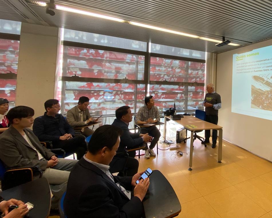 SomEnergia's tweet photo. Avui hem rebut una visita des de... Corea del Sud! 🇰🇷

Una delegació de l'Ajuntament de Seül ha vingut per a conèixer Som Energia i com afrontem el repte de les energies renovables com a cooperativa amb més de 83.000 persones i entitats sòcies. https://t.co/D4Hfs7cslh