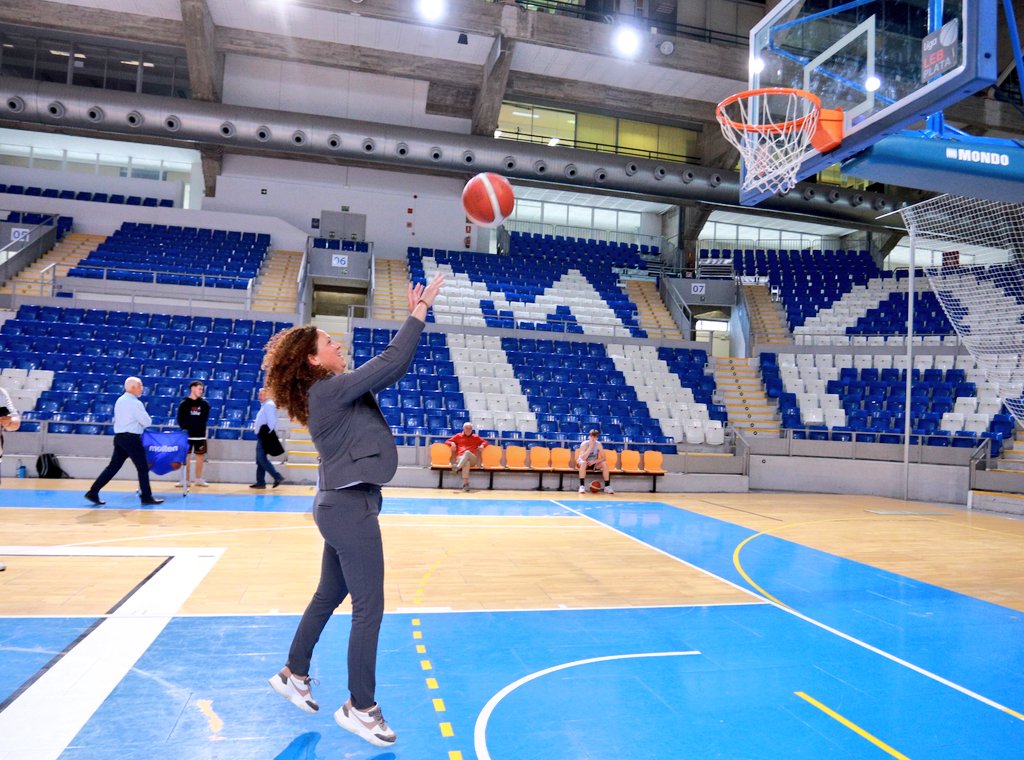 CatalinaClader1's tweet photo. Gracies Fibwi Palma @BahiaSanAgustin per deixar-me venir a un dels vostres entrenaments. És un orgull per Mallorca tenir equips com el vostre i com l'afició. 

Molta sort diumenge en la tornada dels vuitens en l'ascens a #LEBOro 🙌  

#Juntshoaconseguirem
#OmplimSonMoix https://t.co/bj4H0rdfYu