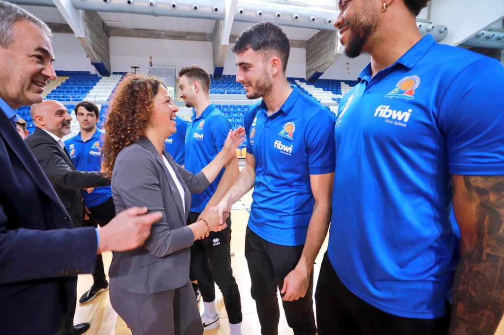 CatalinaClader1's tweet photo. Gracies Fibwi Palma @BahiaSanAgustin per deixar-me venir a un dels vostres entrenaments. És un orgull per Mallorca tenir equips com el vostre i com l'afició. 

Molta sort diumenge en la tornada dels vuitens en l'ascens a #LEBOro 🙌  

#Juntshoaconseguirem
#OmplimSonMoix https://t.co/bj4H0rdfYu