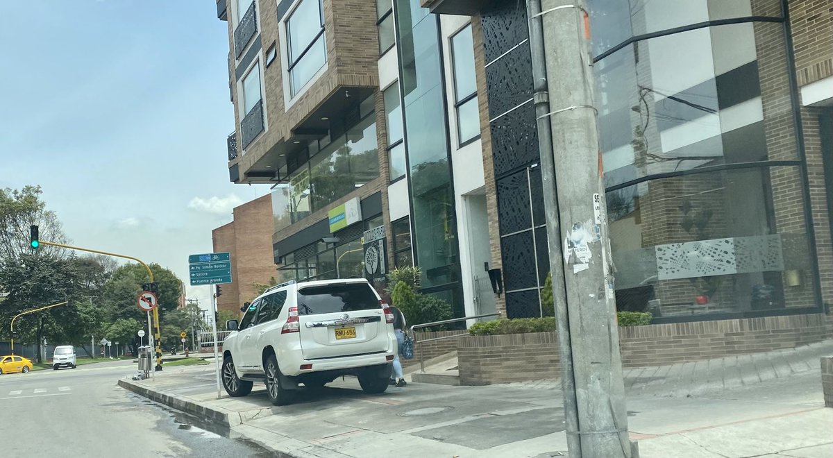 RMU686 hechizas ?? Decidió tomar el andén de parqueadero ⁦<a href="/BogotaTransito/">Bogotá Tránsito</a>⁩ ⁦<a href="/SectorMovilidad/">Movilidad Bogotá</a>⁩ ⁦<a href="/TransitoBta/">Policía de Tránsito Bogotá</a>⁩ ⁦<a href="/teusaquillo13/">🍃Alcaldía Local de Teusaquillo 🐶💚🐱</a>⁩ ⁦<a href="/VeeduriaBogota/">Veeduría Distrital</a>⁩ y los peatones que ??