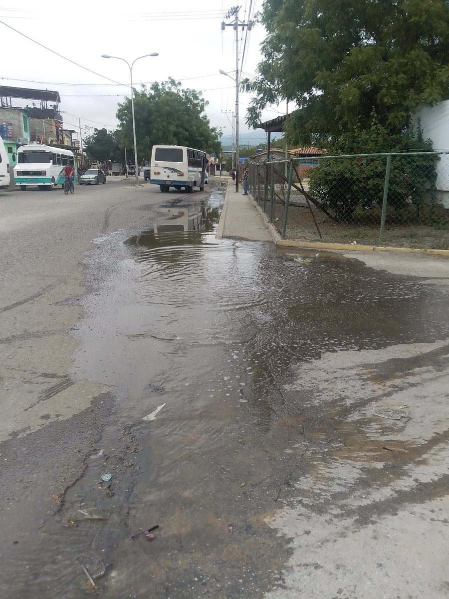 AnaRodr92205395's tweet photo. @HidrolaraCA_ 
@GuaraLuisJonas 
@NicolasMaduro 
@laprensalara 
@AdolfoP_Oficial  
Buenas tardes cloacas colapsado en la comunidad barrio la batalla y afectada el CDI Julián torres señor gobernador necesitamos su ayuda mande la cuadrilla del trabajo https://t.co/W38xn6DVgx