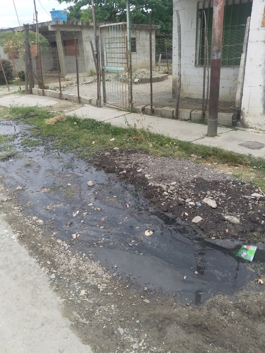 AnaRodr92205395's tweet photo. @HidrolaraCA_ 
@GuaraLuisJonas 
@NicolasMaduro 
@laprensalara 
@AdolfoP_Oficial  
Buenas tardes cloacas colapsado en la comunidad barrio la batalla y afectada el CDI Julián torres señor gobernador necesitamos su ayuda mande la cuadrilla del trabajo https://t.co/W38xn6DVgx