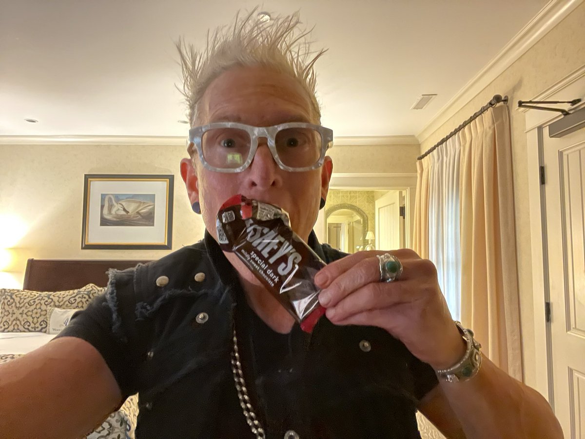 markyplanet's tweet photo. Speaking to the Future Business Leaders of America, in none, other than Hershey Pennsylvania… It's my lucky day! 🍫
#ExistLoudly🤟
#hackingattitude #keynotespeaker #drummer #hersey #markschulman https://t.co/kOb0LHkxql