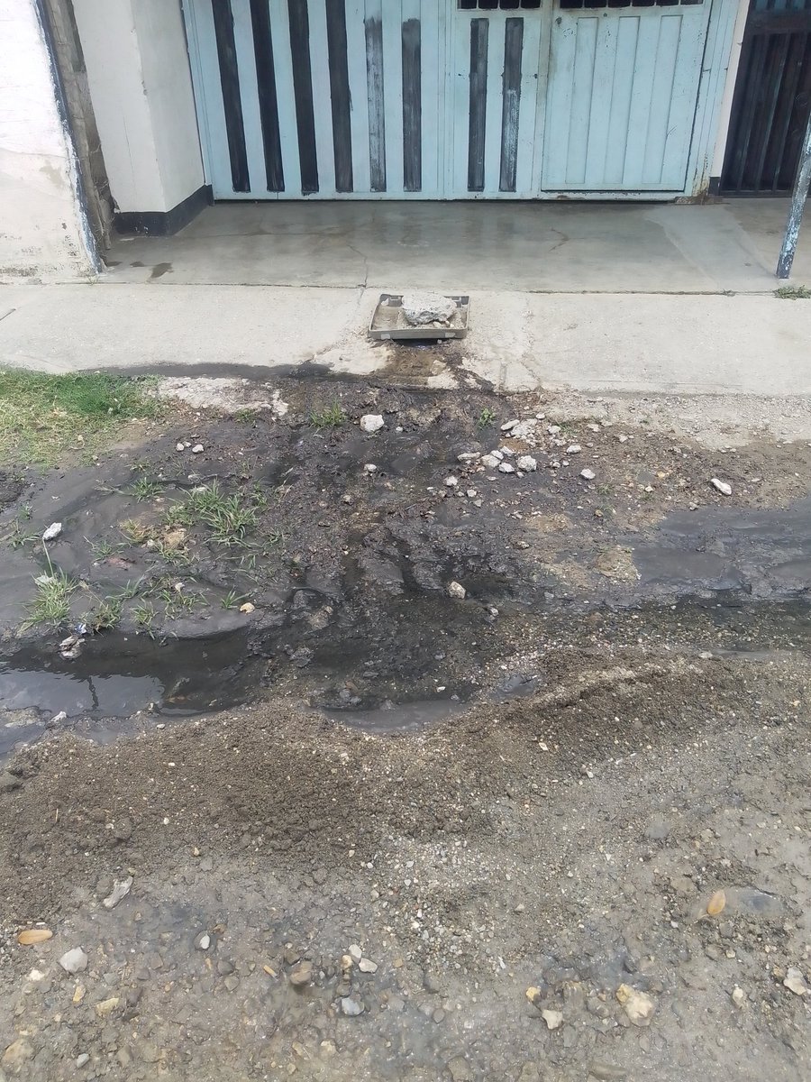 AnaRodr92205395's tweet photo. @HidrolaraCA_ 
@GuaraLuisJonas 
@NicolasMaduro 
@laprensalara 
@AdolfoP_Oficial  
Buenas tardes cloacas colapsado en la comunidad barrio la batalla y afectada el CDI Julián torres señor gobernador necesitamos su ayuda mande la cuadrilla del trabajo https://t.co/W38xn6DVgx