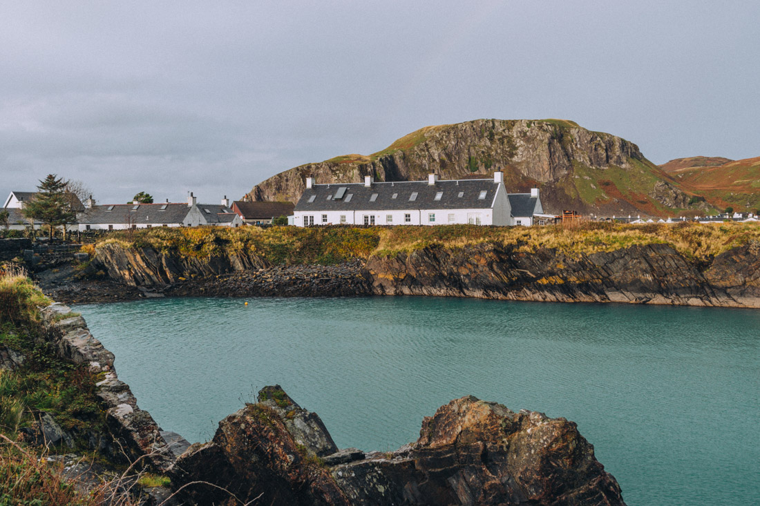 IslandsPass's tweet photo. #IslandOfTheWeek is #Easdale
#FamousFor
The island was the centre of the Scottish slate industry for more than a hundred years. Some of the most prestigious buildings in Scotland are roofed with #EasdaleSlate. During the 19th century, slate was exported from this tiny island.. https://t.co/rfuOWg5lQE