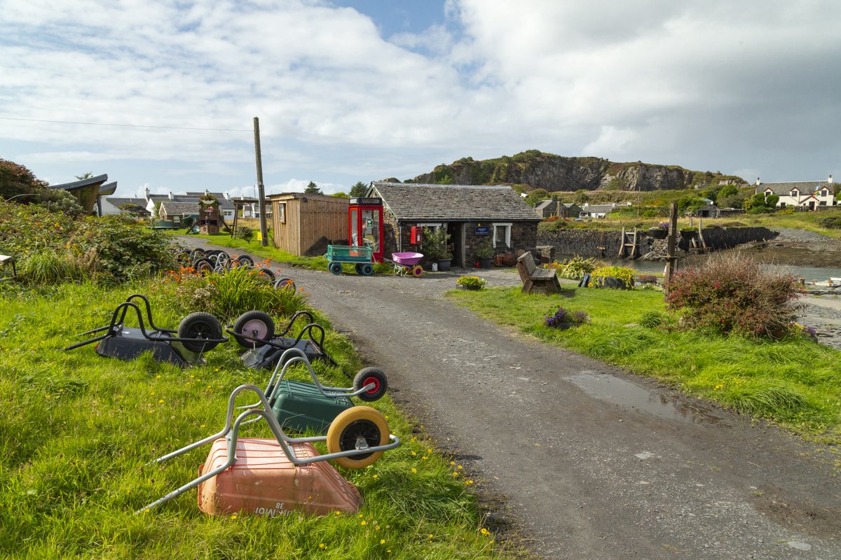 IslandsPass's tweet photo. #IslandOfTheWeek is #Easdale
#FamousFor
The island was the centre of the Scottish slate industry for more than a hundred years. Some of the most prestigious buildings in Scotland are roofed with #EasdaleSlate. During the 19th century, slate was exported from this tiny island.. https://t.co/rfuOWg5lQE