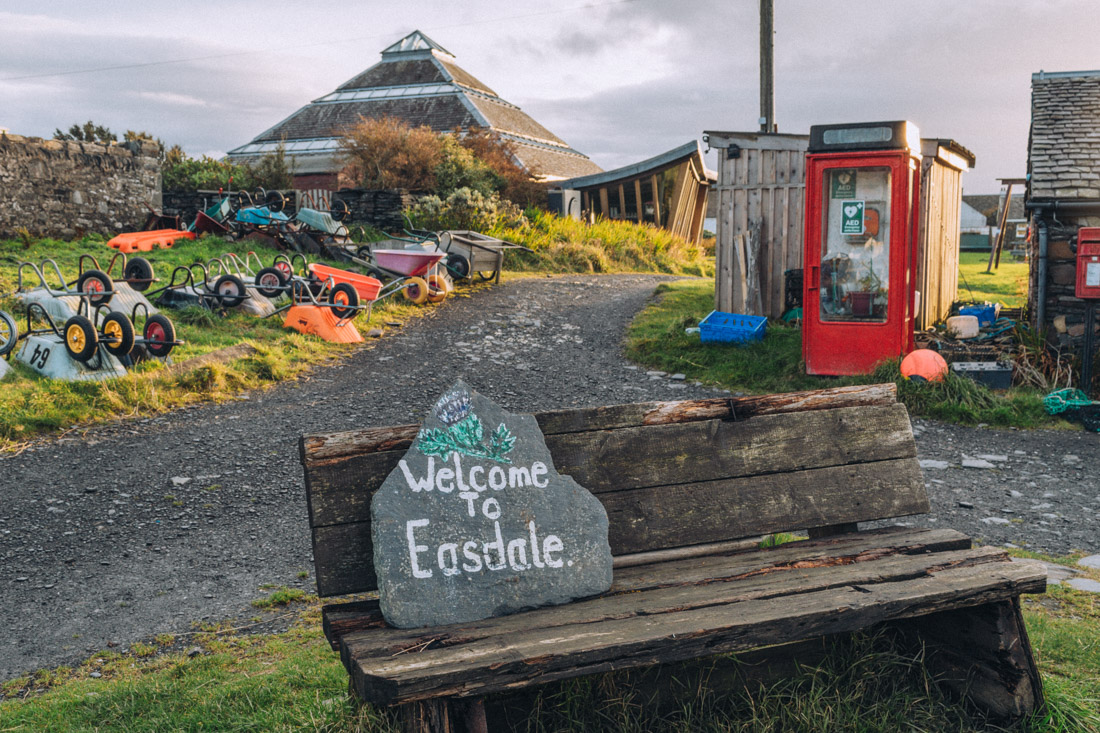 IslandsPass's tweet photo. #IslandOfTheWeek is #Easdale
#FamousFor
The island was the centre of the Scottish slate industry for more than a hundred years. Some of the most prestigious buildings in Scotland are roofed with #EasdaleSlate. During the 19th century, slate was exported from this tiny island.. https://t.co/rfuOWg5lQE