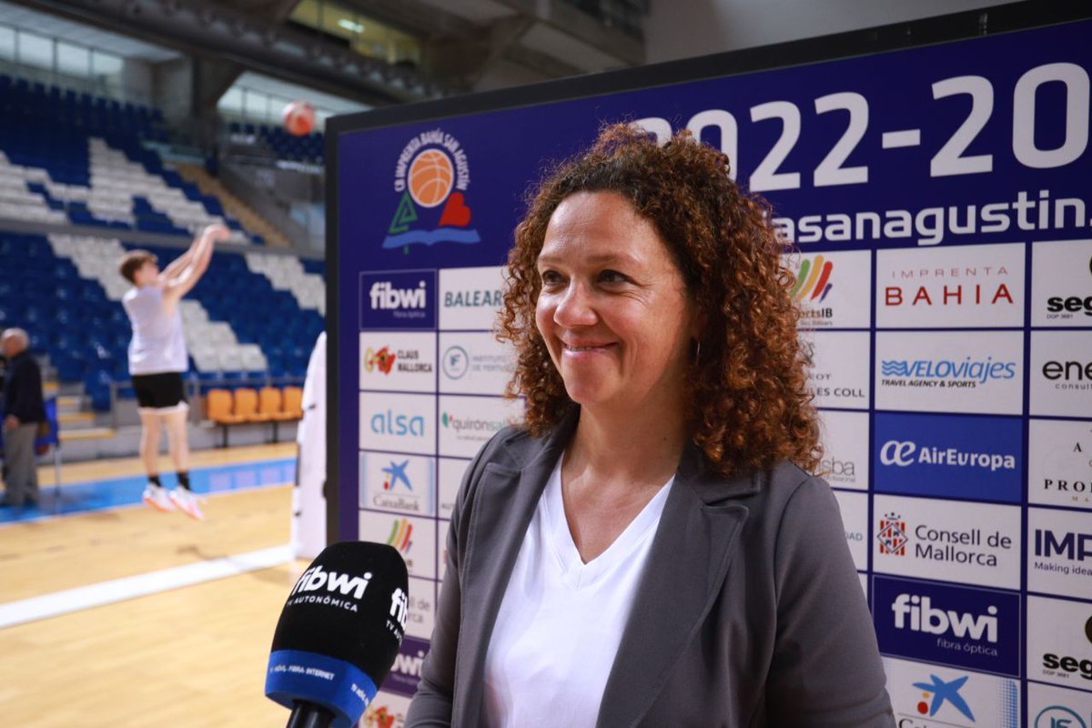 ConselldeMca's tweet photo. 🏀 Avui la presidenta Catalina Cladera i el conseller Andreu Serra han assistit a l'entrenament del Fiwbi Palma per donar suport de cara al seu compromís de tornada dels vuitens en la fase d'ascens a LEB Oro.

#Juntshoaconseguirem
#OmplimSonMoix https://t.co/UGcldZ8uTc