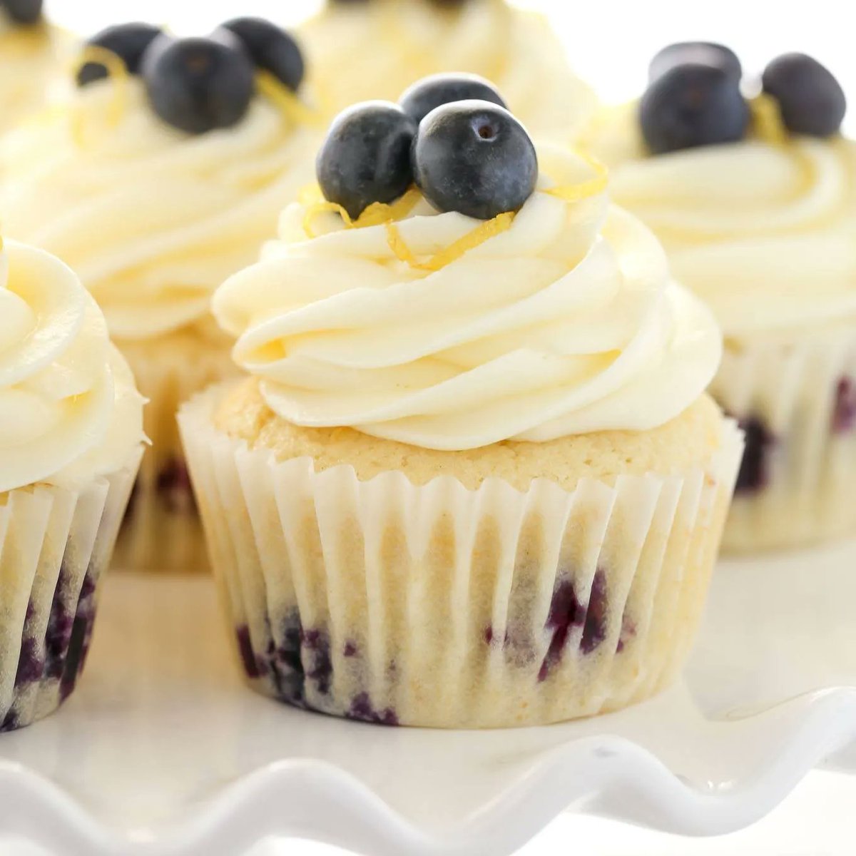 Soft, light and moist lemon cupcakes loaded with fresh blueberries and topped with an easy lemon cream cheese frosting. These Lemon Blueberry Cupcakes are the perfect dessert for spring! #lemonblueberry #cupcakes #lemoncupcakes # buff.ly/2EPVHzR