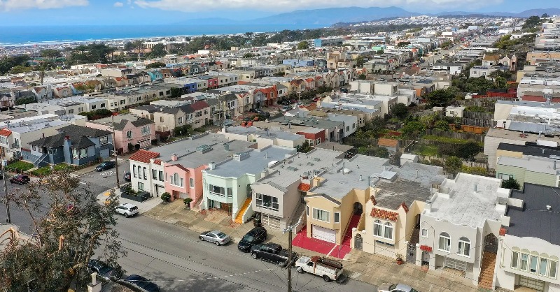 Redfin's tweet photo. (1/5) The median U.S. rent price fell 0.4% year over year to $1,937 in March amid economic uncertainty and an influx in rental units.
That’s the first annual decline since March 2020 and the lowest median asking rent in 13 months. #housing