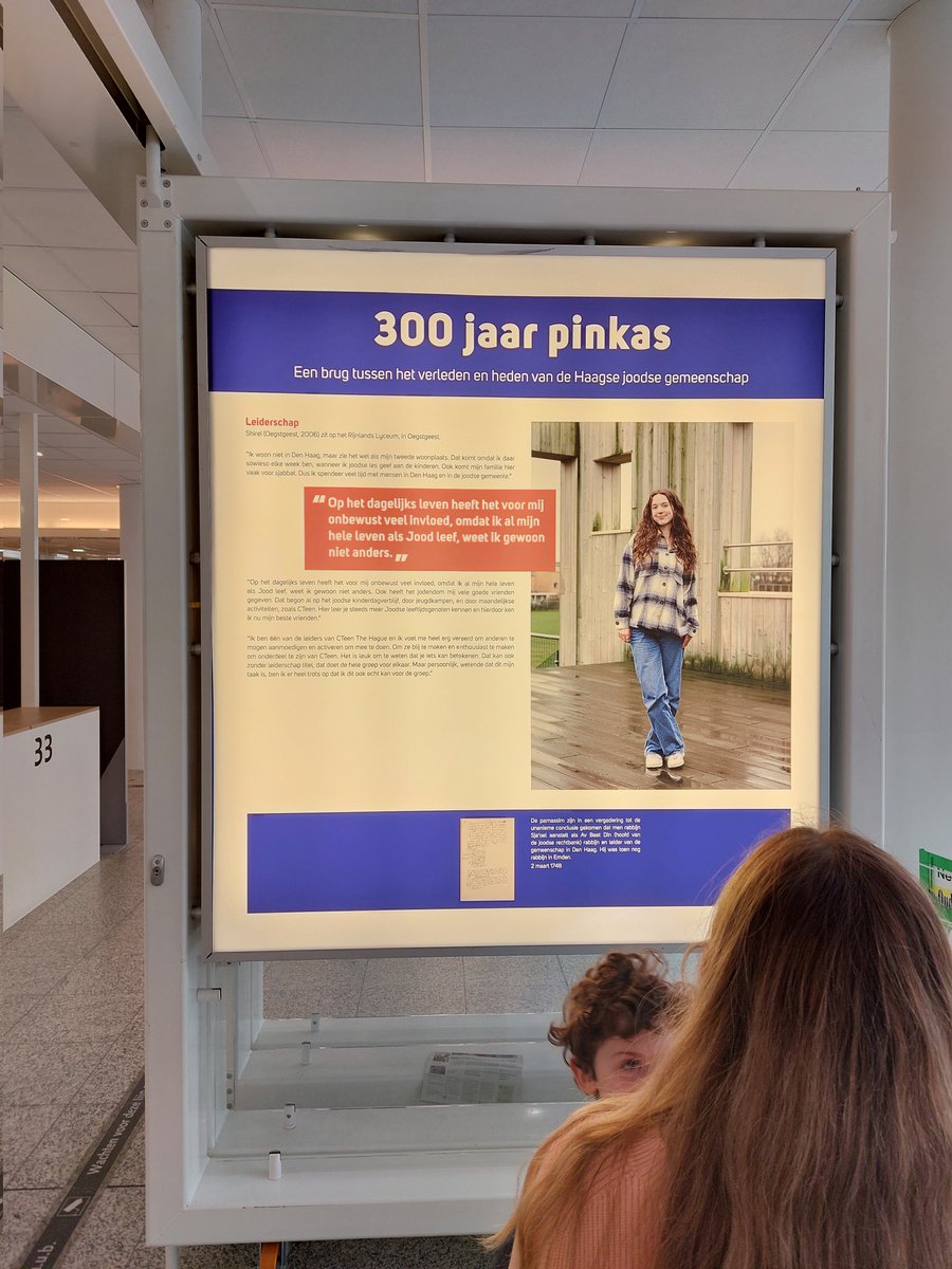 JoodsErfgoed's tweet photo. Vanmiddag in het Haagse stadhuis de opening van de tentoonstelling 300 jaar Pinkas. De oudste notulen (Pinkas) vertellen de geschiedenis van het Joods leven in Den Haag. De tentoonstelling vertelt over de 18de eeuw, maar geeft vooral aandacht aan het Joods leven nu in Den Haag. https://t.co/N645lSZhqu