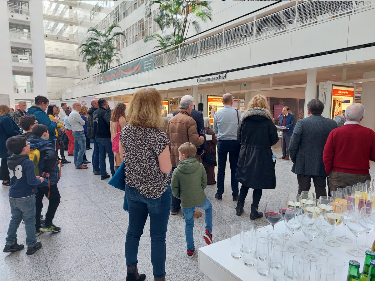 JoodsErfgoed's tweet photo. Vanmiddag in het Haagse stadhuis de opening van de tentoonstelling 300 jaar Pinkas. De oudste notulen (Pinkas) vertellen de geschiedenis van het Joods leven in Den Haag. De tentoonstelling vertelt over de 18de eeuw, maar geeft vooral aandacht aan het Joods leven nu in Den Haag. https://t.co/N645lSZhqu