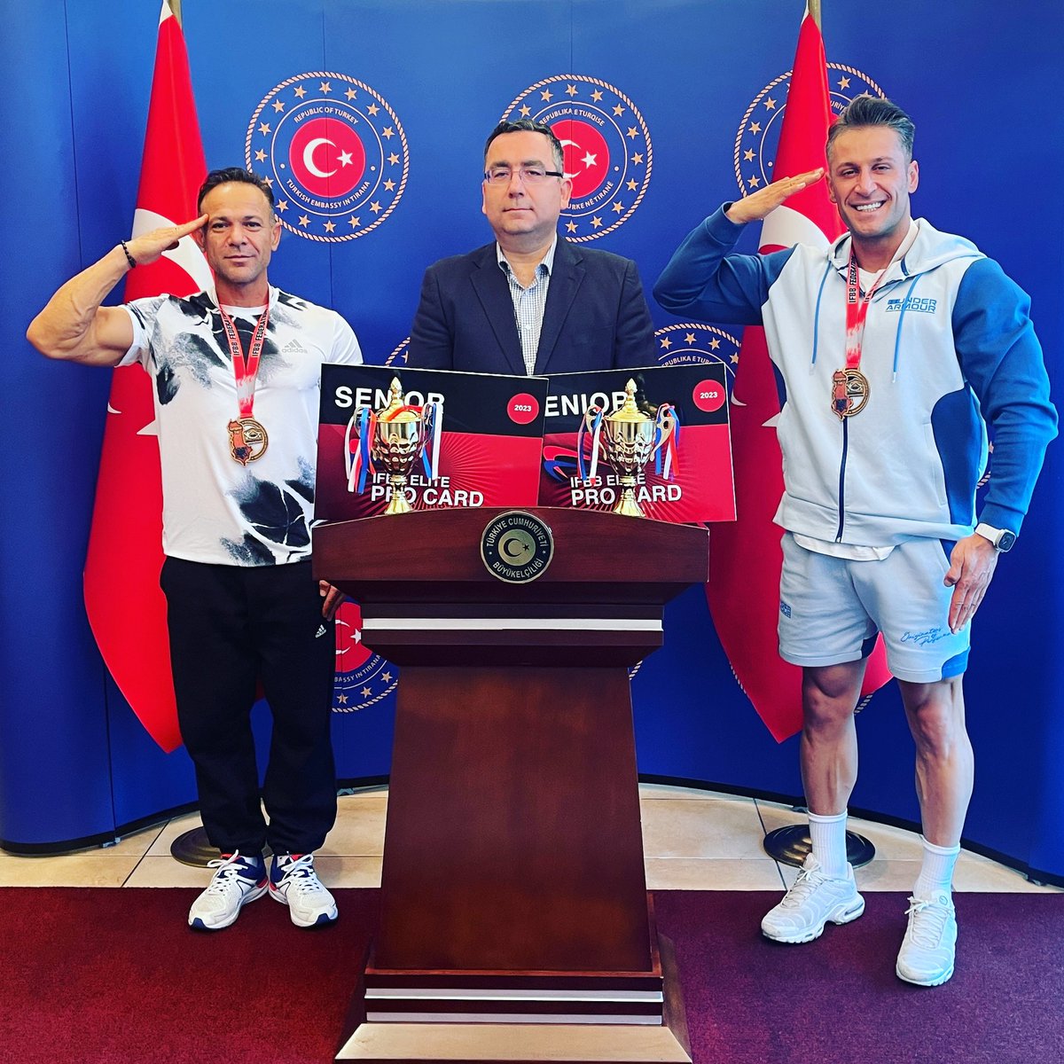 Arnavutluk 🇦🇱 Türkiye 🇹🇷 Büyükelçimiz sn T.Kağan ATAY bey Başarımızı tebrik ederek her zaman Türk milletinin ve Türk sporcusunun emrinde olduğunu dile getirip bizleri onure etmiştir. Kendisine göstermiş olduğu ilgiden dolayı çok teşekkür ederiz. Allah yar ve yardımcısı olsun.