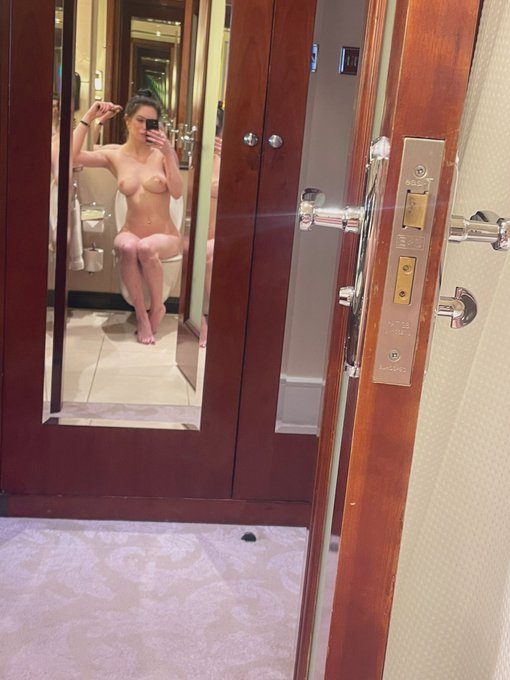 🪞 mirrors 🪞 https://t.co/dTg0fZvBjf<a href="/tag/pinkiesout"class="tags"><span>&#35;pinkiesout</span></a>