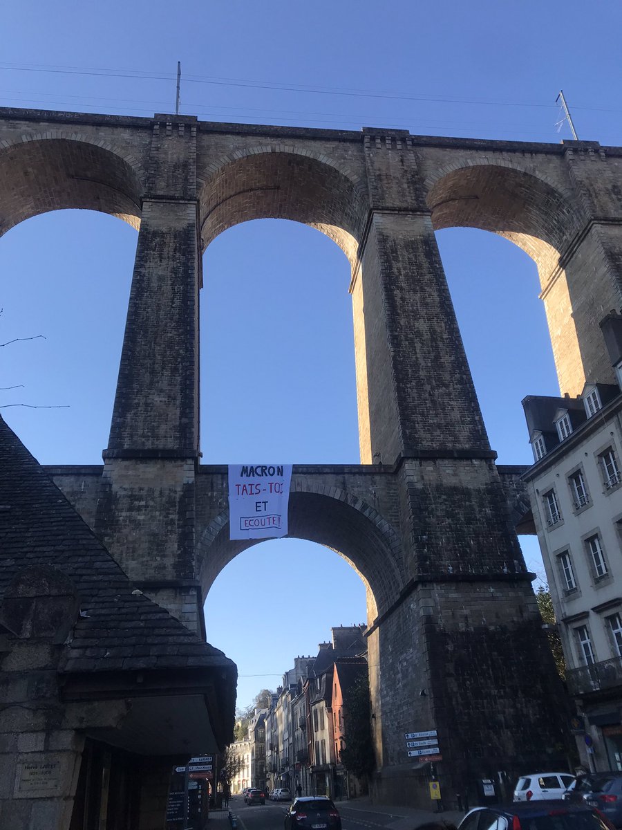 HumbertSara's tweet photo. À #Morlaix, en amont de la mobilisation prévue à 20h ce 17 avril, des manifestants ont décidé de faire passer un message, depuis le viaduc… https://t.co/xrZkjdlO0x