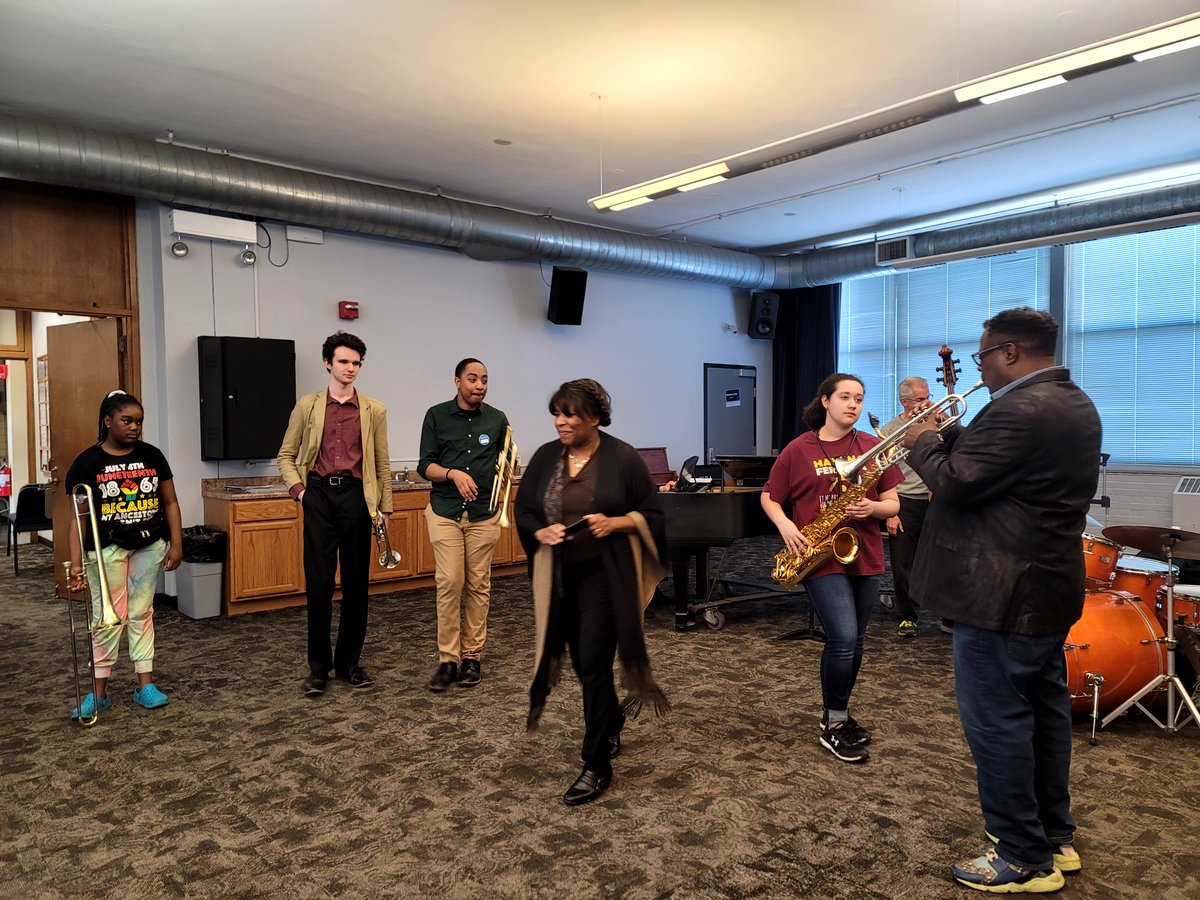 OneCityVCM's tweet image. What a delight to welcome to our campus Chicago Jazz Philharmonic Artistic Director, CEO of Discover Music,  Discover Life, Inc, and Emmy awarding winning composer and trumpeter, Orbert Davis with members of the CJP.
