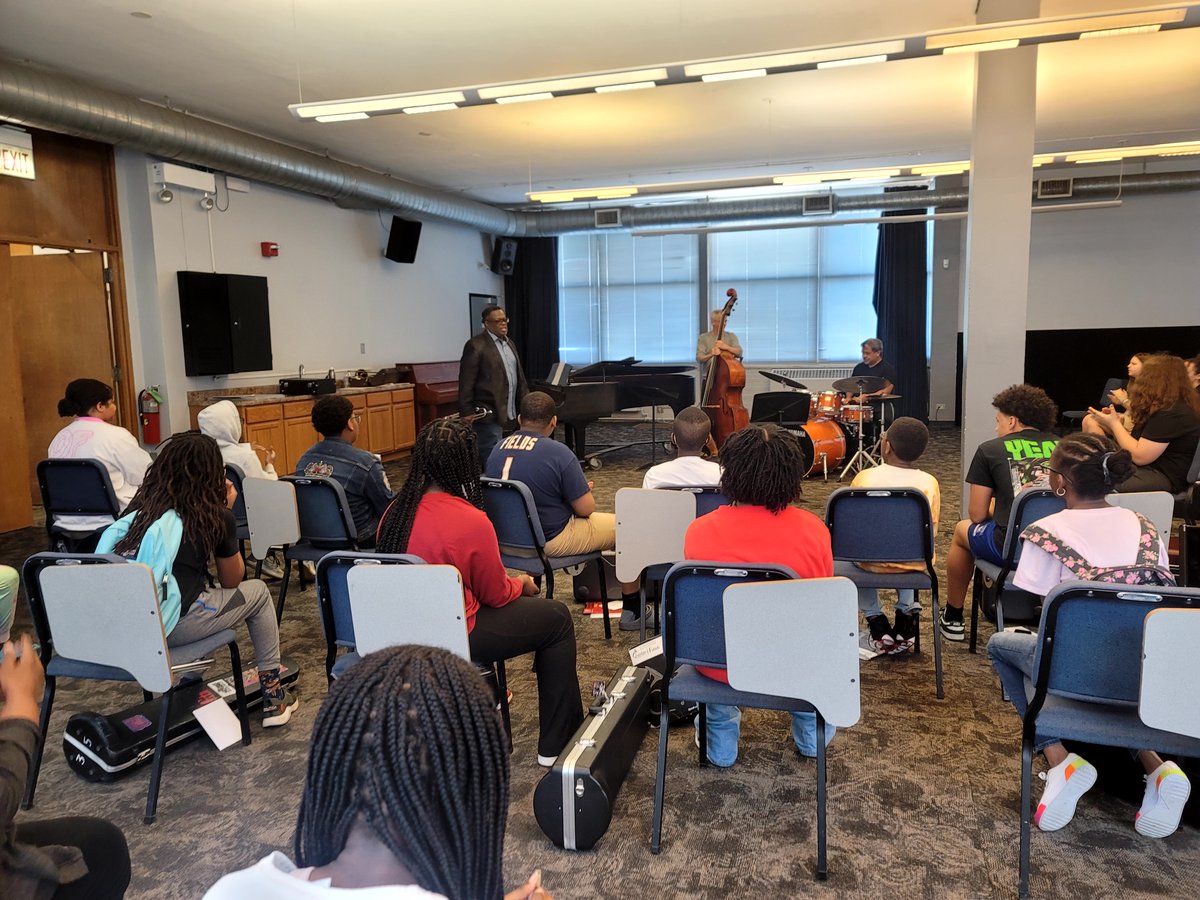OneCityVCM's tweet image. What a delight to welcome to our campus Chicago Jazz Philharmonic Artistic Director, CEO of Discover Music,  Discover Life, Inc, and Emmy awarding winning composer and trumpeter, Orbert Davis with members of the CJP.