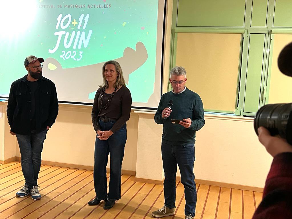 pour_eure's tweet photo. @cathdelalande annonçait ce soir la participation de 600 collégiens qui seront réunis sur la scène du festival #CSALP,en ouverture de la 2nde journée. 🎸

RDV les 10 &amp; 11 juin 2023 à Grossoeuvre ! 🎧

🍏Un événement soutenu à hauteur de 33500€ par notre majorité départementale ! https://t.co/HHyaYUv8BG