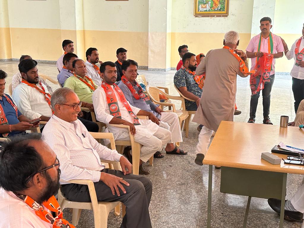 HanumanDidwana's tweet photo. डीडवाना शहर, मौलासर, कोलिया, खुनखुना, खाटू मंडल की बैठक में आज शामिल होकर 19 अप्रैल को 'कांग्रेस के खिलाफ' होने वाले महाघेराव की तैयारी की। #didwana #maulasar https://t.co/mqsoETXbCh