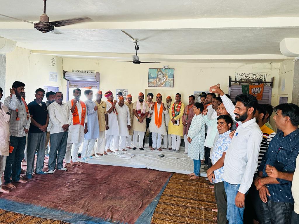 HanumanDidwana's tweet photo. डीडवाना शहर, मौलासर, कोलिया, खुनखुना, खाटू मंडल की बैठक में आज शामिल होकर 19 अप्रैल को 'कांग्रेस के खिलाफ' होने वाले महाघेराव की तैयारी की। #didwana #maulasar https://t.co/mqsoETXbCh