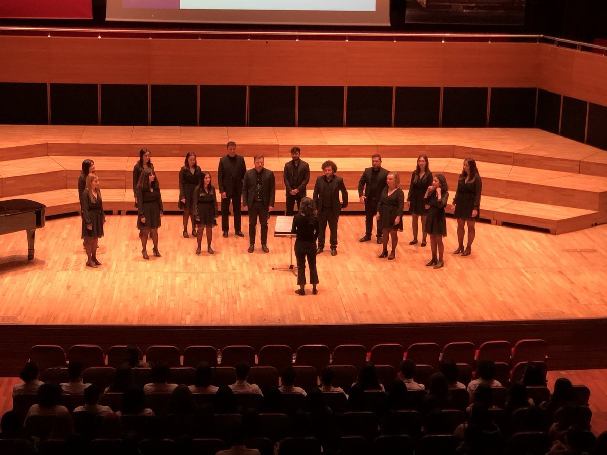 🎼🎶Orphe Çoksesli Koro, İzmir Uluslararası Çoksesli Korolar Festivali kapsamında renkli bir konser verdi

🏆27 farklı şehirden 81 koronun ve 3 bin 87 koristin katıldığı festivalde Orphe Çoksesli Koro, "Entonasyon, Homejenlik ve Koro Tınısı Başarı Ödülü" kazandı