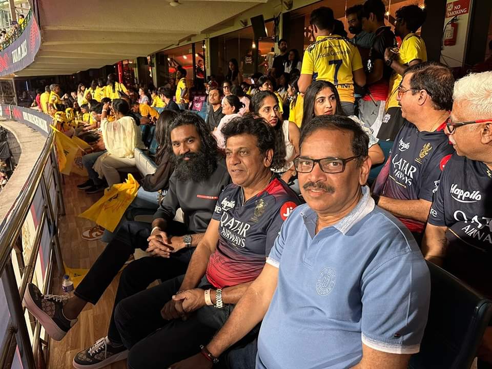 TrendTopicTamil's tweet photo. சென்னை-பெங்களூர் IPl போட்டியை நேரில் கண்டுகளிக்கும் தனுஷ் மற்றும் சிவராஜ்... #CSKvsRCB https://t.co/tvUswlPDR6