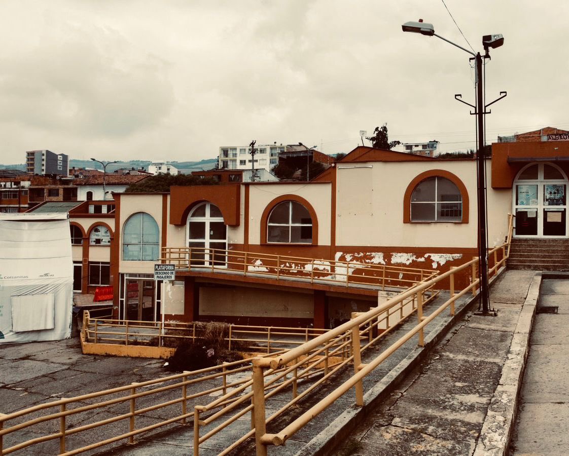 Wilmerlealp's tweet photo. (1/2) Presidente @petrogustavo desde Boyacá pedimos respetuosamente no permita que director del SENA, Jorge Londoño, y alcalde de Tunja, Alejandro Fúneme, cometan el exabrupto de hacer la sede de la institución en antigua terminal.

¡Dignidad para estudiantes!

CC: @laurisarabia. https://t.co/BnMJj4hRWu
