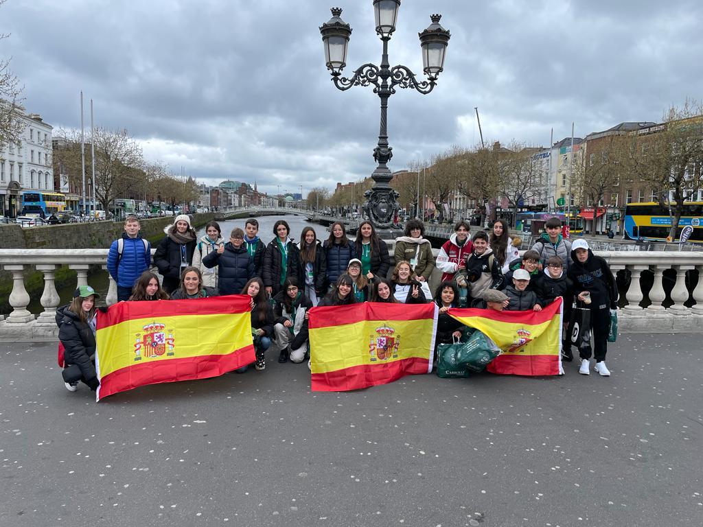 GRAFTONSCHOOL's tweet photo. Nuestros alumnos paseando por O' connell Bridge. 🍀☘️🇮🇪
#irlanda
#programajovenesenirlanda
#viajedefindecursoenirlanda https://t.co/d7ofhy5mdZ