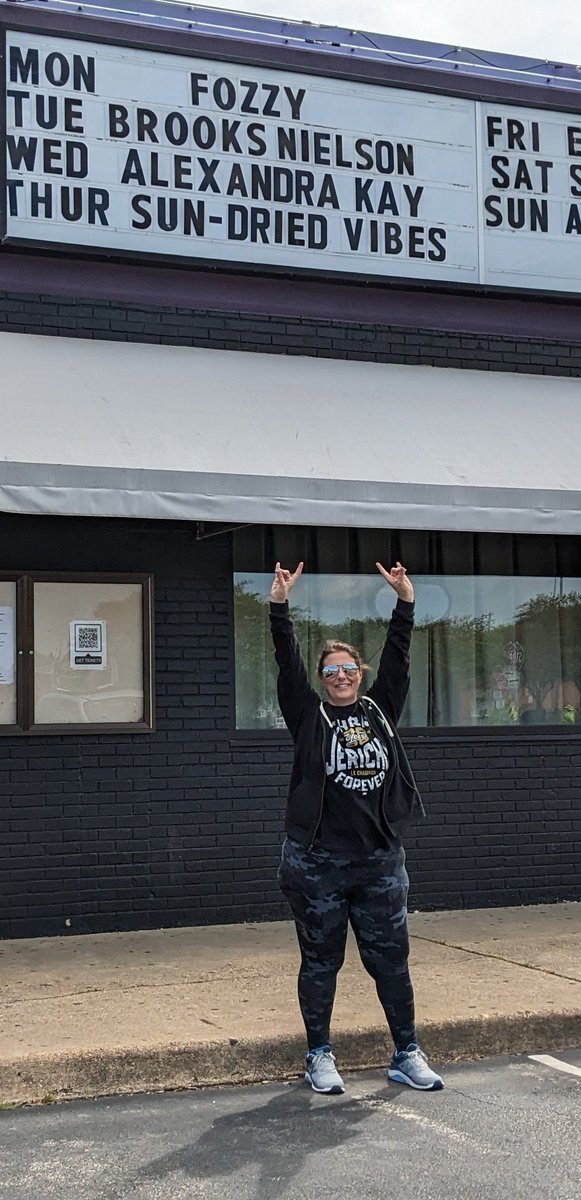 LauraLoves14's tweet photo. THE #CHICAGOSYNDICATE of the #FOZZYFAMILY IS HERE!! LFGGGGGG!!!!!!🎸🥁🎤🤘😎🤩❤️🌹 @FOZZYROCK @IAmJericho @thedukeofmetal #Fozzcation #Fozzy #FozzyVIP #VirginiaBeach https://t.co/RhbxYb4ZN8