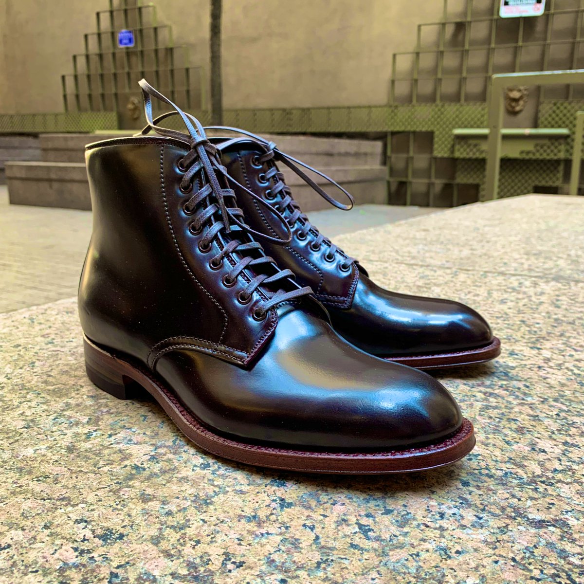 mouldedshoe's tweet photo. Back in stock! 🥳 #alden D6877 shell cordovan color 8 #modifiedlast leather sole boots #aldenarmy #オールデン https://t.co/jMkXDHtxAI