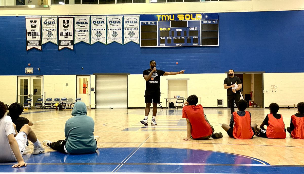 TFSS_'s tweet photo. Big CONGRATS to our NEW #beyond330 basketball CHAMPSβ@Tecumseh_sr ππ
HATS OFF to runner-up @tdsb_Carleton & to all 7 #schools who brought their A-game last week!
Special THANKS to @Raptors @TSN_Sports broadcaster - Warren Ward - for stopping by to chat w/ the kids! https://t.co/FWZW9WaqFk